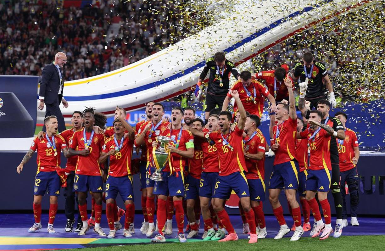 Álvaro Morata, como capitán de España, levanto el trofeo de campeón de la Eurocopa 2024.