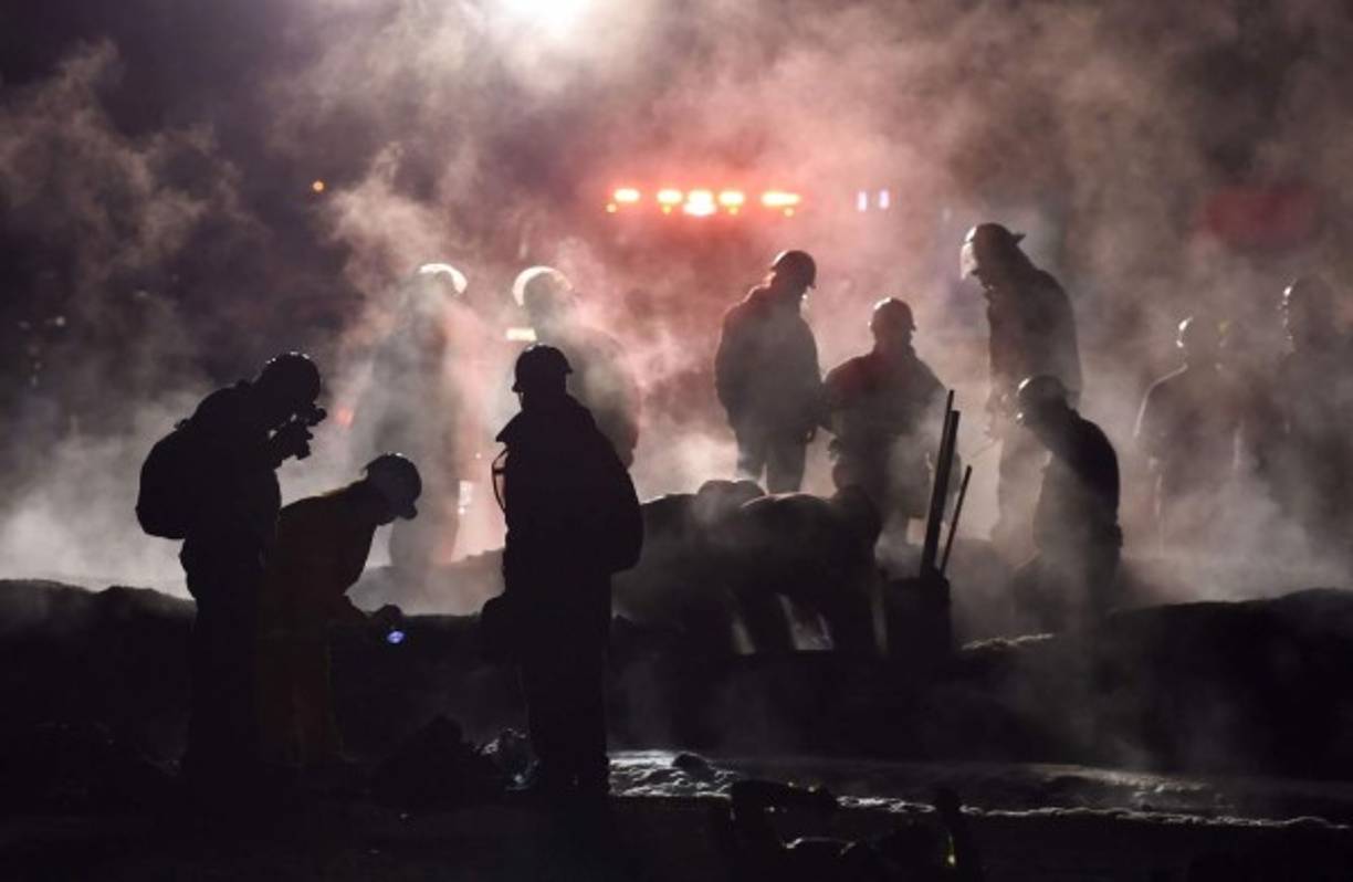 Medios locales mostraron imágenes de hombres y mujeres saqueándolo mientras el combustible salía disparado a chorros.<br/><br/>Posteriormente, se les veía en medio de la noche huyendo despavoridas y pidiendo auxilio a gritos.<br/><br/>Algunas salían prácticamente desnudas y con visibles quemaduras en sus cuerpos.