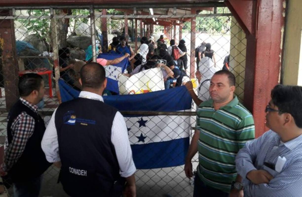 Los estudiantes que durante 12 días tenían tomada la Unah-vs entregaron el recinto luego de dialogar con el juez que llegó con una orden de desalojo y un contingente de policías.