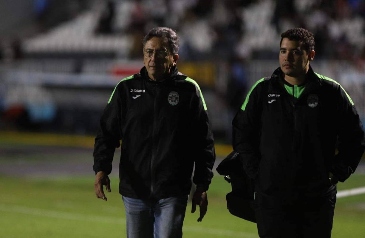 Salomón Nazar, entrenador del Marathón, salió con rostro triste por la dolorosa derrota de su equipo ante el Olimpia.
