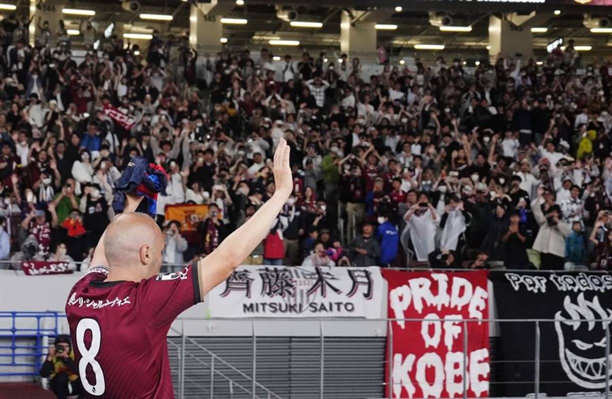 Los hinchas que coparon las gradas del denominado Nuevo Estadio Nacional de Japón y comenzaron a aplaudir y ovacionar a Iniesta.