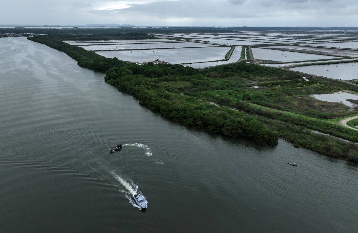 “Toda la ciudad está conectada por canales. Es una tarea muy, muy complicada controlar todo eso...”, confesó otro oficial, bajo condición de anonimato. El gran canal natural que une la ciudad con el mar abierto tiene casi 75 km de longitud.
