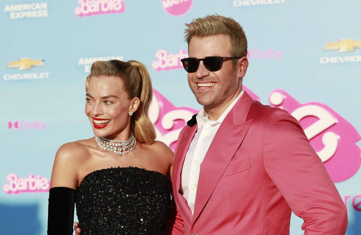 La protagonista de Barbie, Margot Robbie es captada aquí con el actor Scott Evans en el Shrine Auditorium en Los Angeles, durante la premier de la película.
