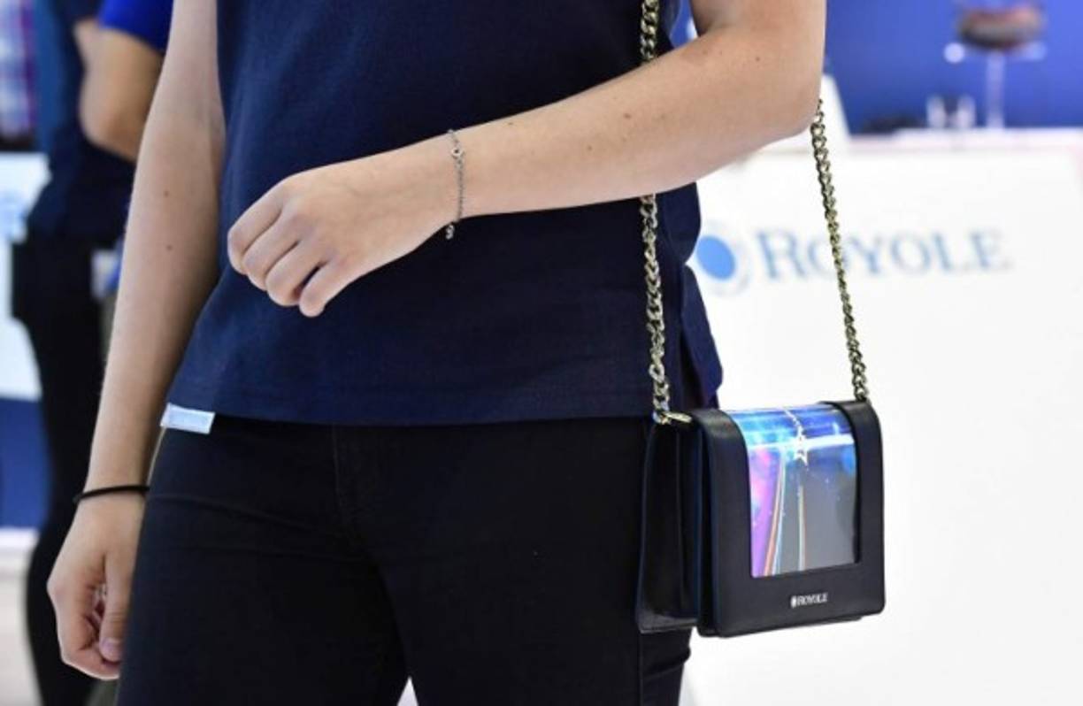 Las pantallas flexibles buscan estar cada vez más presentes, fabricadas en materiales que tienen un sinfin de aplicaciones, lo que hace que terminen apareciendo en lugares inesperados, como en la cubierta de este bolso femenino.