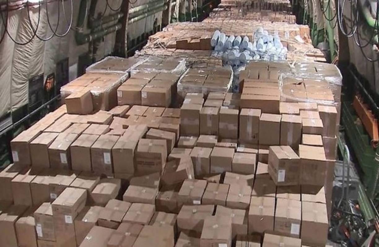La aeronave militar trasladó 60 toneladas de equipo médico de protección, incluyendo mascarillas, guantes y respiradores. La ayuda humanitaria llega en un momento clave para los hospitales estadounidenses, desbordados por los miles de pacientes infectados y a punto de agotar sus recursos.