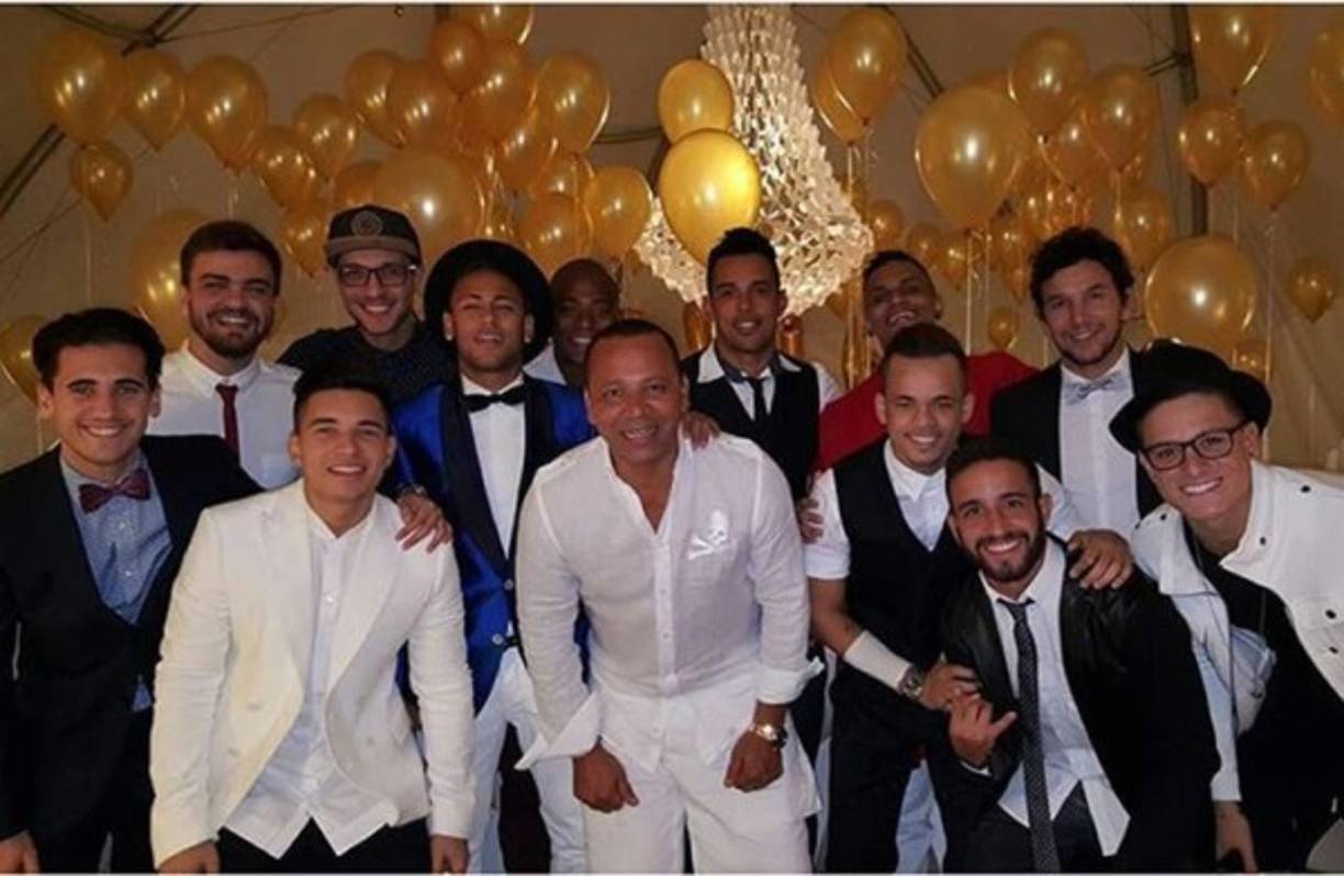 Neymar en compañía de su padre y amigos.