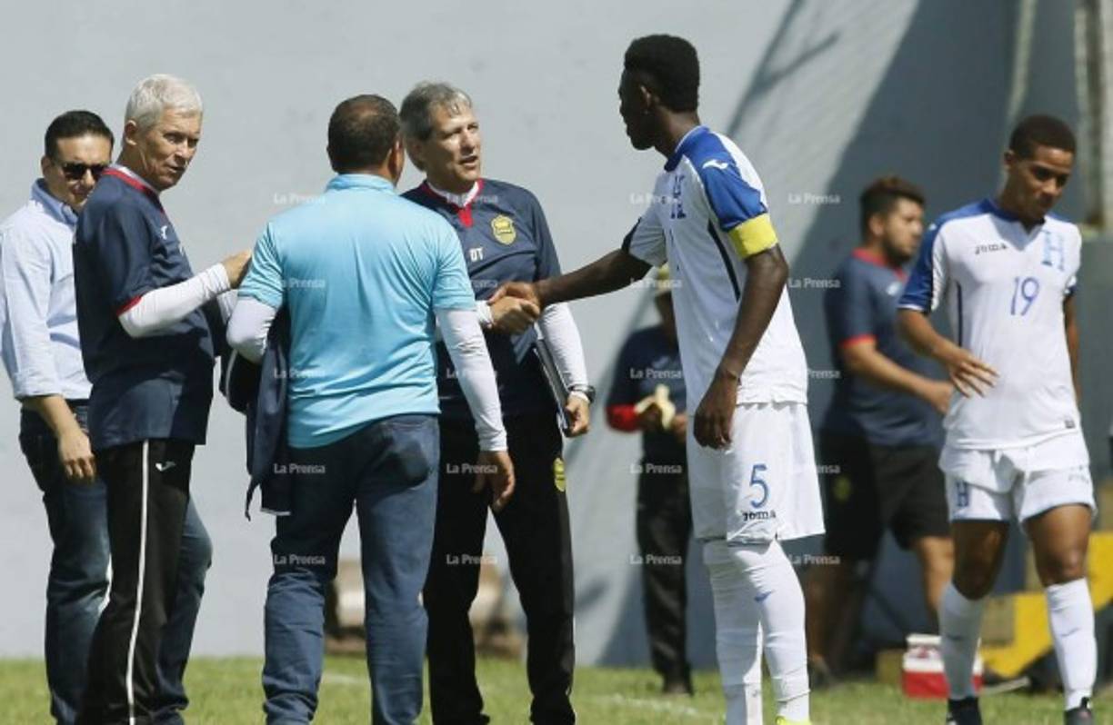 <br/>Wesly Decas: El lateral izquierdo podría ser nuevo fichaje del Real España. El joven de 22 años de edad no siguió en el Nacional de Portugal y el legionario jugaría en Honduras. Carlos Restrepo lo quiere en el club sampedrano.