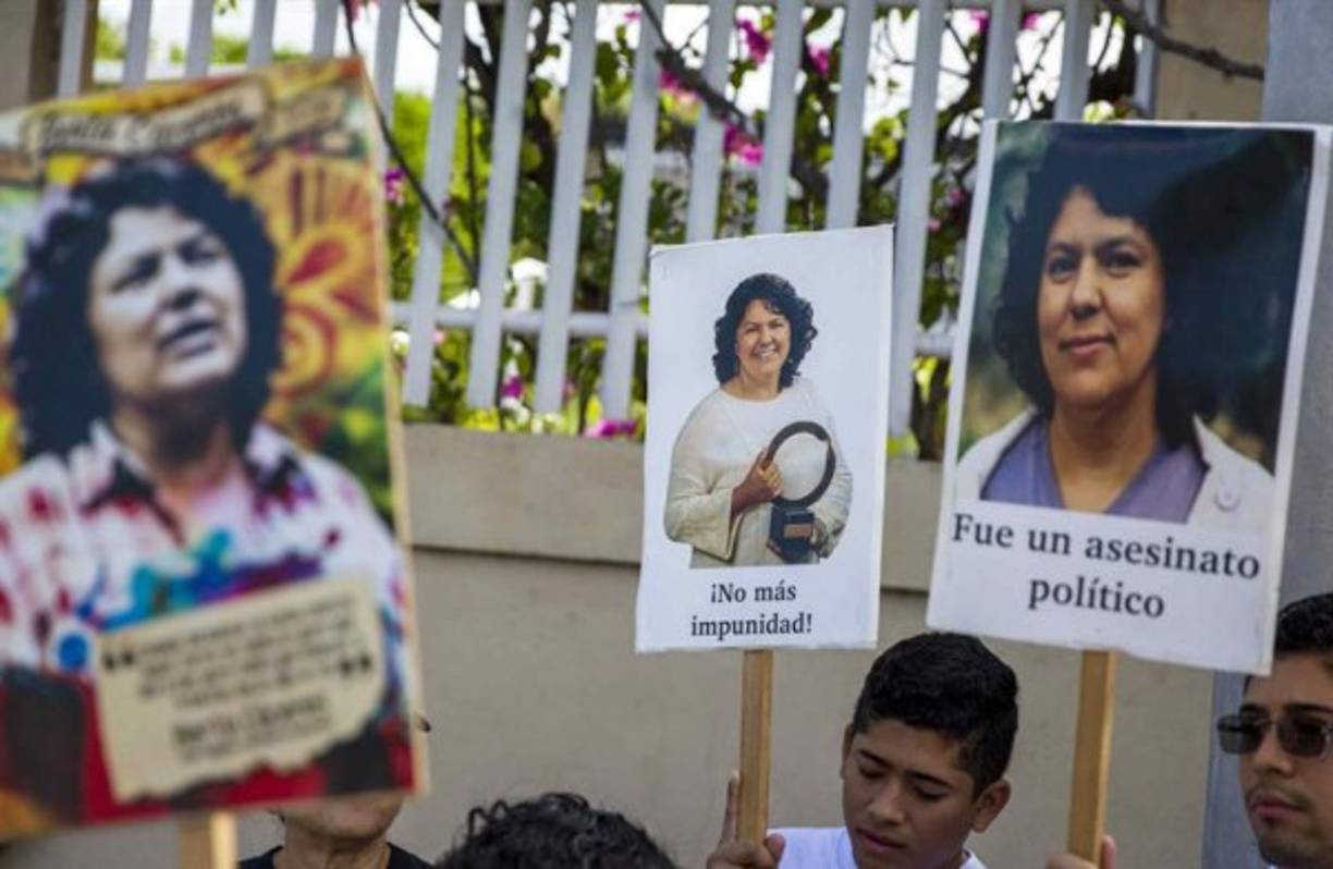 Varias personas sostienen carteles con la fotografía de la ambientalista hondureña Berta Cáceres durante un plantón en los alrededores de la embajada de Honduras en Nicaragua, en Managua (Nicaragua). Representantes de grupos ambientalistas y feministas realizaron hoy un plantón en Nicaragua para demandar justicia para la líder indígena hondureña Berta Cáceres, asesinada a balazos en su vivienda el 3 de marzo de 2016, sin que hasta ahora el caso haya sido esclarecido. EFE/Jorge Torres.