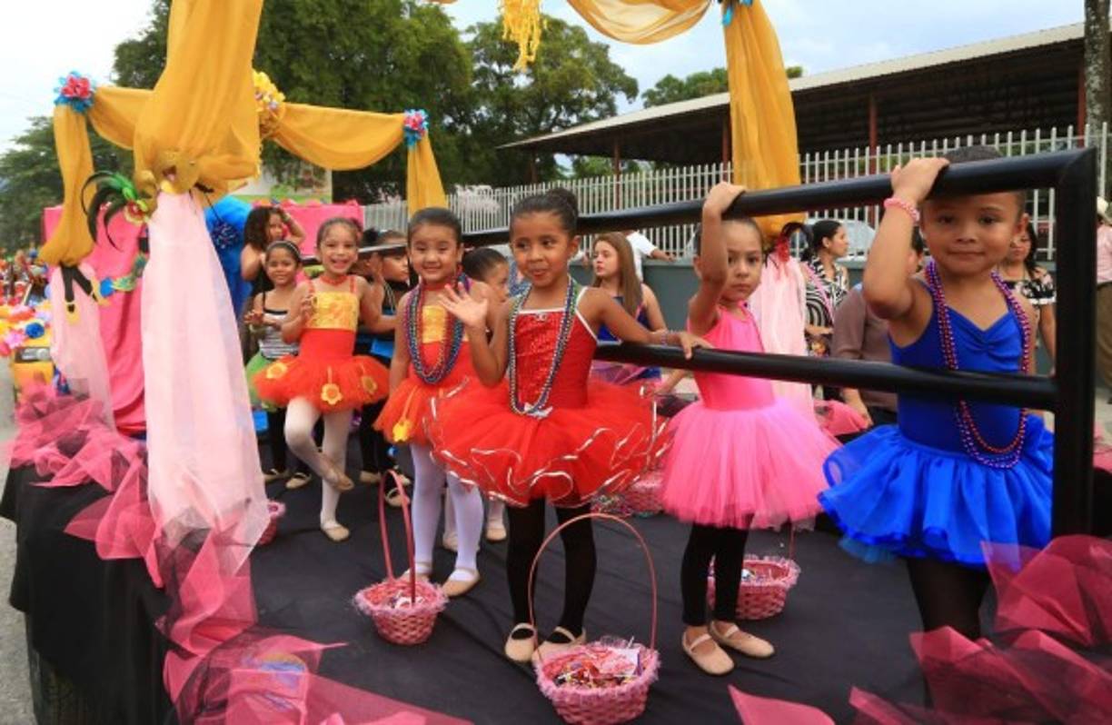 Color y alegría. Las niñas disfrutaron al máximo el desfile de carrozas.