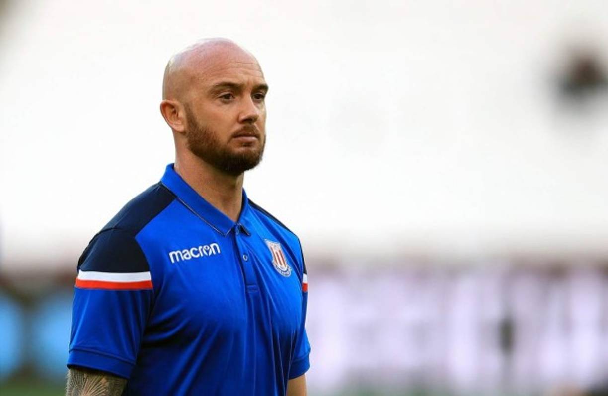 Stephen Ireland:Jugador irlandés que actualmente se encuentra sin equipo tras rescindir contrato con el Bolton Wanderers.​ Cuenta con 32 años de edad.