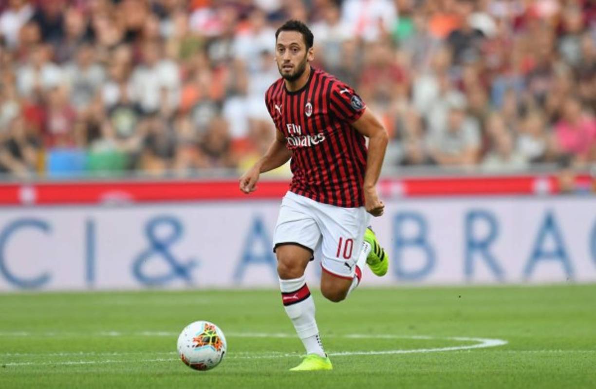 Según la Gazzetta dello Sport, la sorpresa en las últimas horas del mercado en Italia sería el fichaje de Hakan Calhanoglu por el Torino, el jugador turco del Milan interesa también a otros equipos.