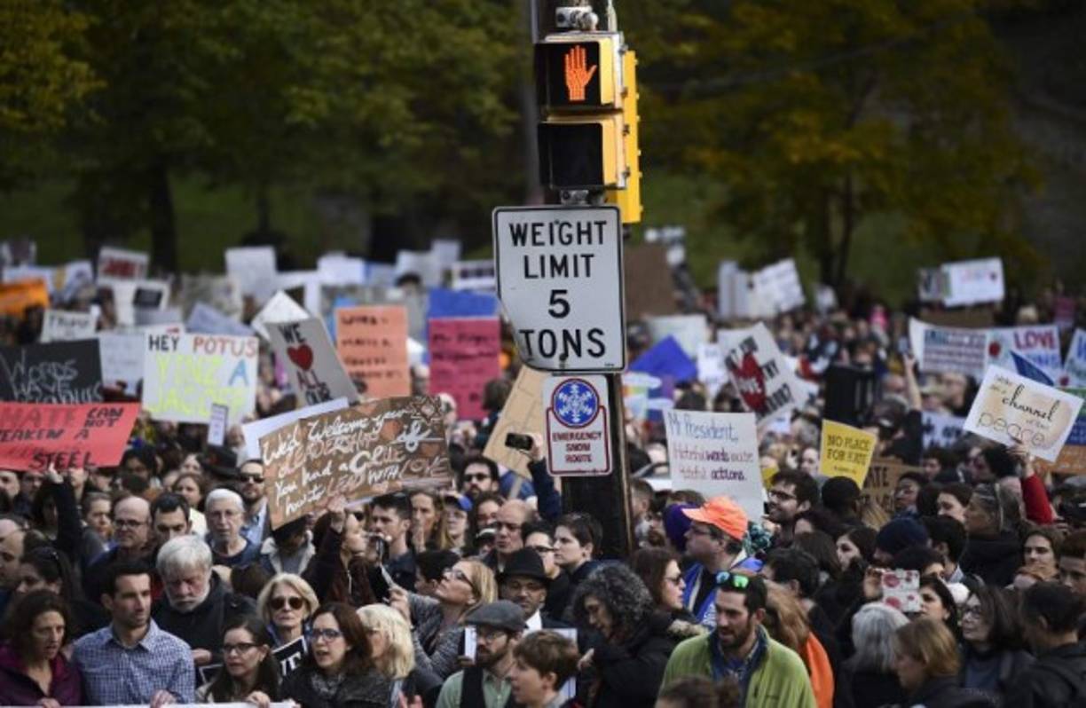 Cientos de personas se congregaron esta tarde en los alrededores de la sinagoga para protestar contra el magnate.