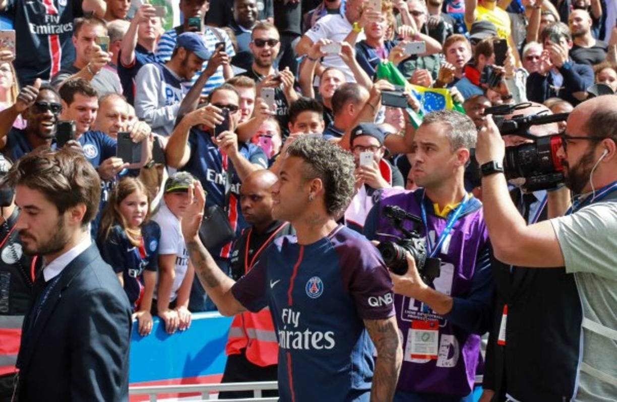 'Estoy feliz, encantado con este nuevo desafío. Necesitaré vuestro apoyo', dijo Neymar a sus aficionados en la presentación. FOTO AFP.