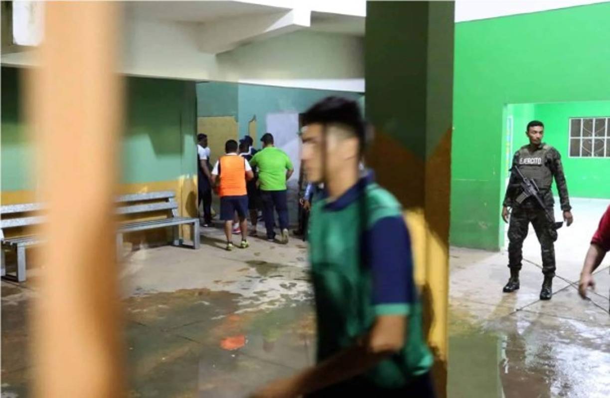 Rubilio Castillo siguió la bronca en los camerinos después de su expulsión ante Juticalpa.