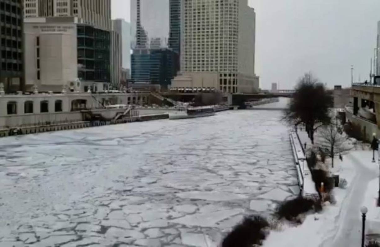 El río Chicago amaneció congelado ante las extremas temperaturas que imperan en la ciudad. Los meteorólogos advirtieron que la sensación térmica para este miércoles será de -40 grados centígrados, provocando un frío extremo mayor que el de la Antártida y el Everest.