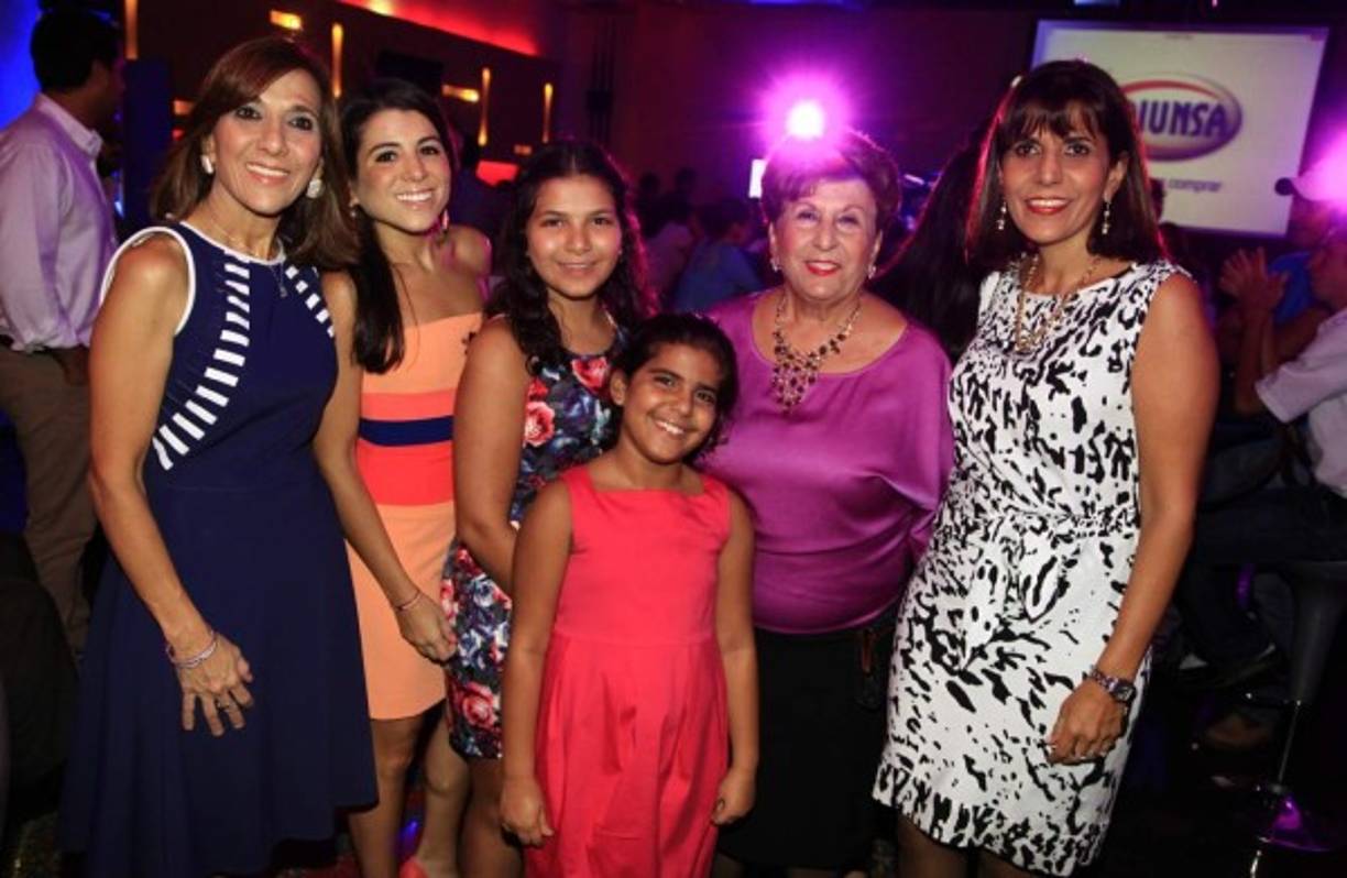 Diana Larach, Elena, Leyla Alexandra, Valentina y Lily Faraj con Maritza Panayotti.