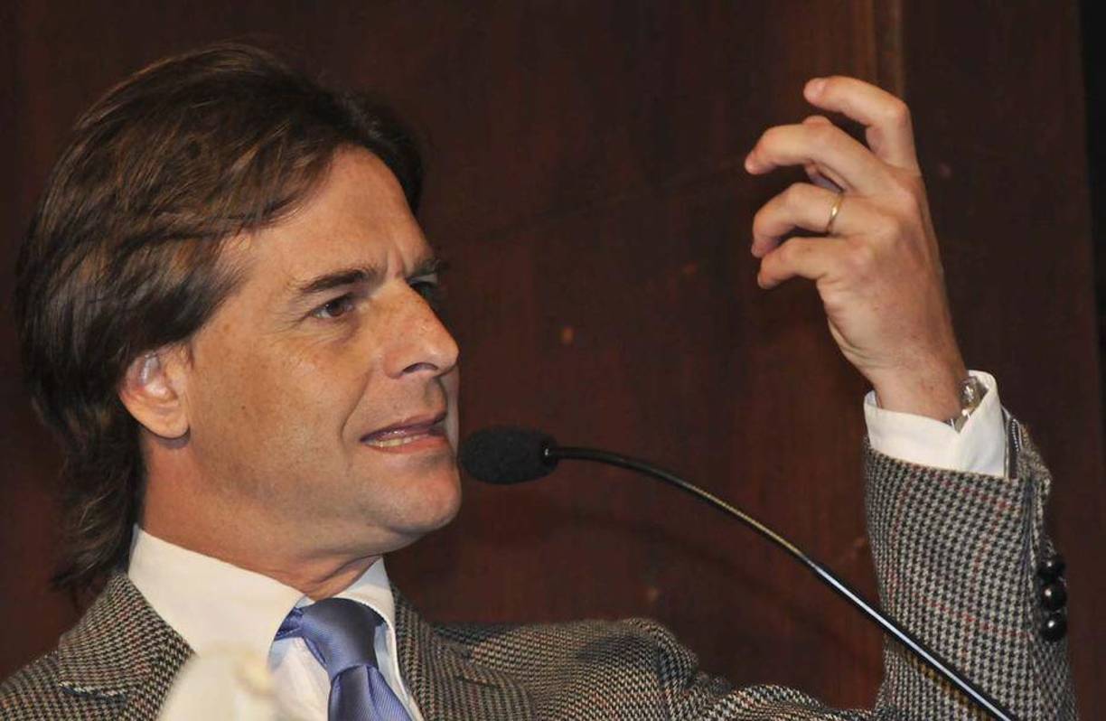 Su apariencia ha llamado la atención de muchas mujeres y se le ha considerado como un “príncipe” por su porte y cabello.