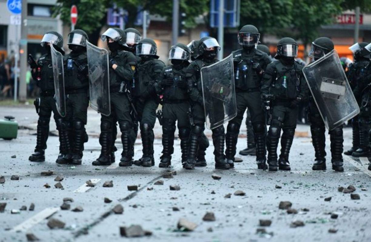 Los enfrentamientos entre la policía y los manifestantes duraron horas en las calles de la segunda ciudad Alemania, dejando 111 policías heridos, según las autoridades.<br/><br/>