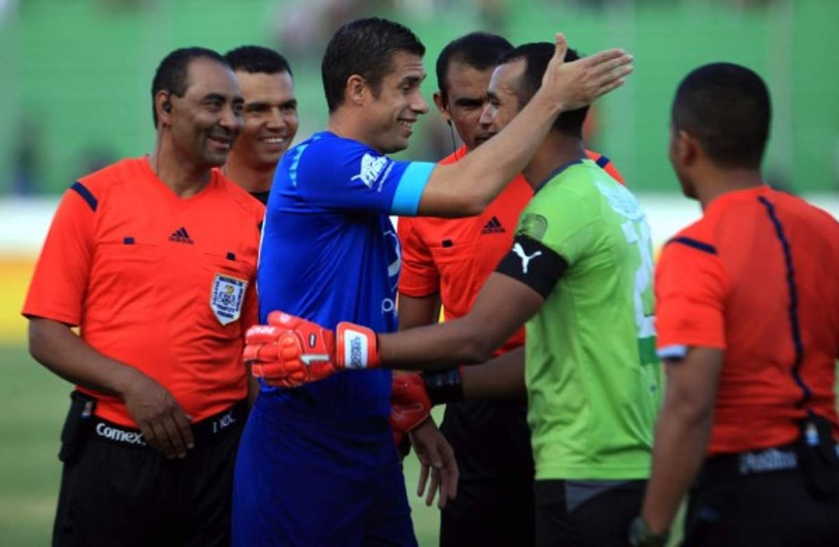 Júnior Izaguirre y Donis Escober, saludándose previo al inicio del derbi.