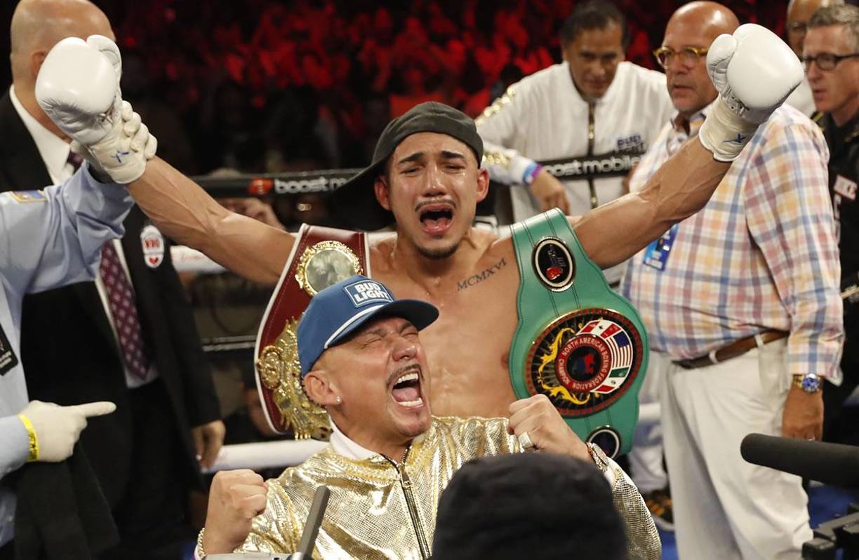 La euforia de Teófimo López y su padre tras ganar el combate.