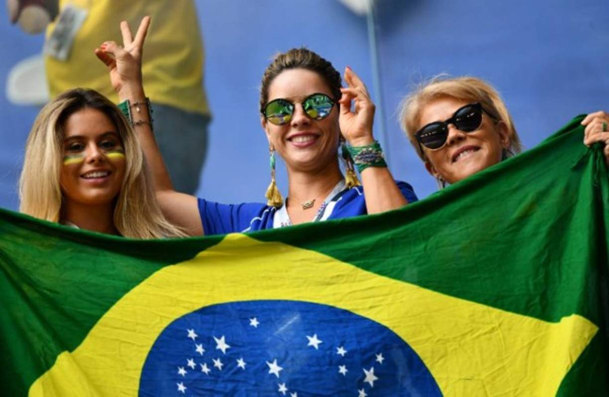 Las chicas brasileñas engalanaron las gradas del Samara Stadium. Foto AFP