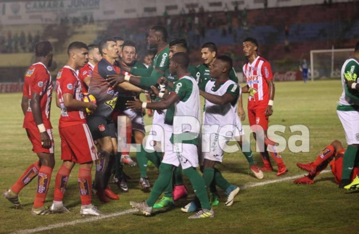 La bronca entre los jugadores del Vida y Marathón duró varios minutos.