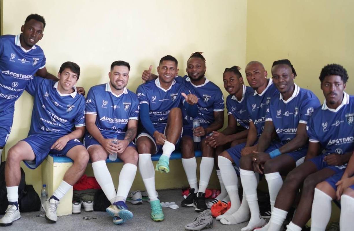 Elis junto con algunos de sus amigos que atendieron el llamado en su regreso al fútbol, de izquierda a derecha: Ismael Santos, José Escalante, Carlo Costly, Kevin Álvarez, Alenis Vargas, Deybi Flores y Rubilio Castillo.