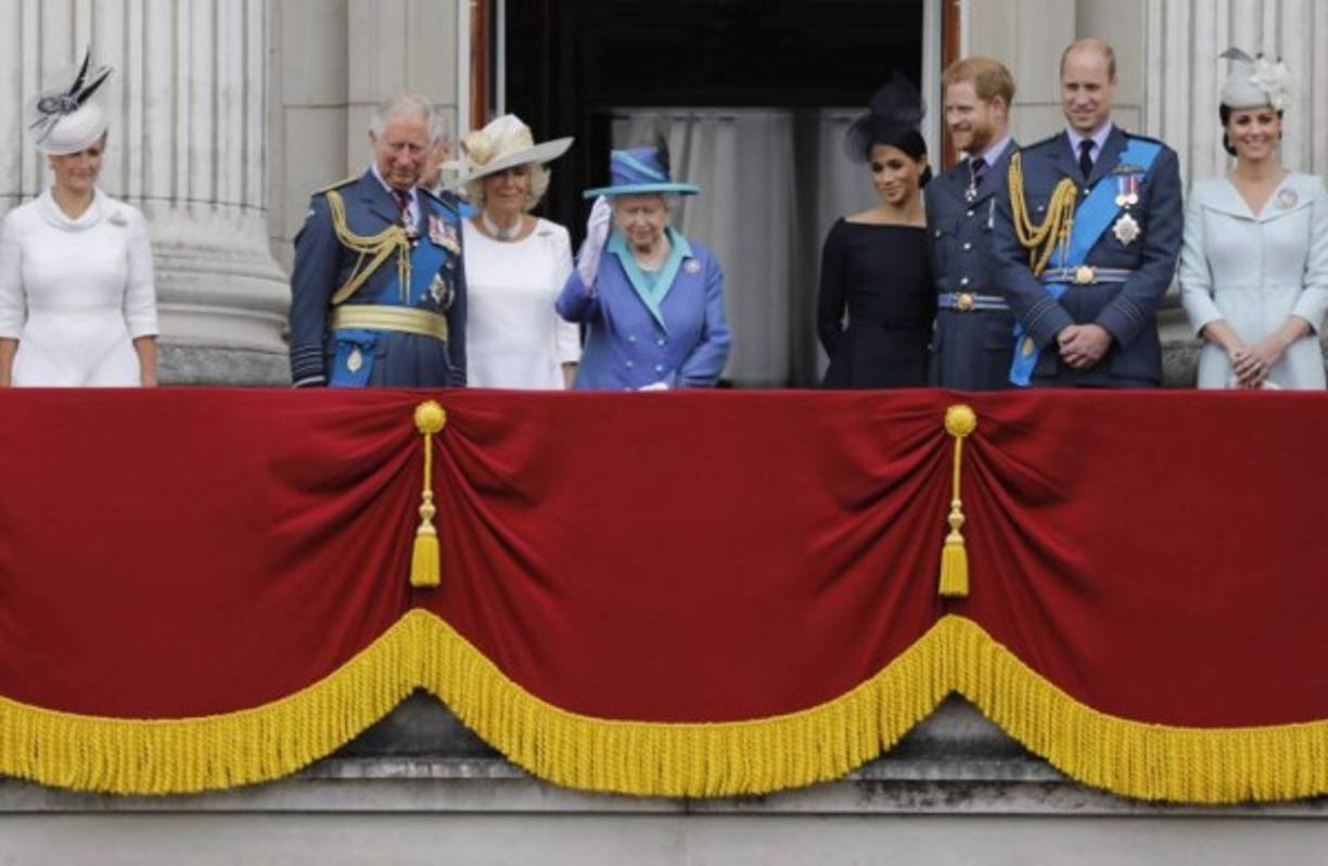 Junto a ella estuvieron sus hijos, el príncipe Carlos y el príncipe Andrés, la duquesa de Cornualles y los Cambridge y de Sussex, nombrados por la prensa británica como los 'cuatro fabulosos'.<br/>