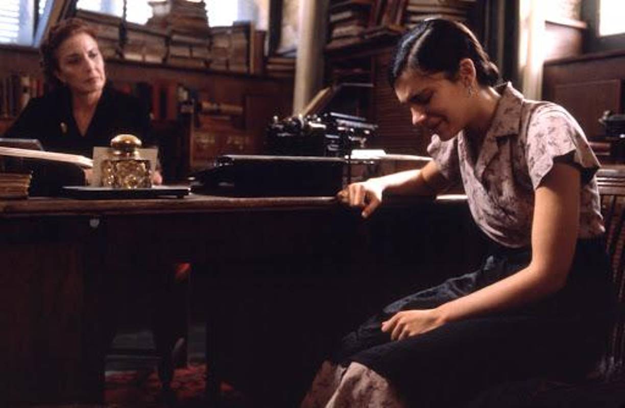 El Espinazo del Diablo (2001): Bajo la dirección de Guillermo del Toro, Paredes interpreta a Carmen, la directora de un orfanato durante la Guerra Civil Española. Su actuación añade una capa de misterio y complejidad a esta inquietante historia de terror gótico. Disponible en Prime Video y Filmin.