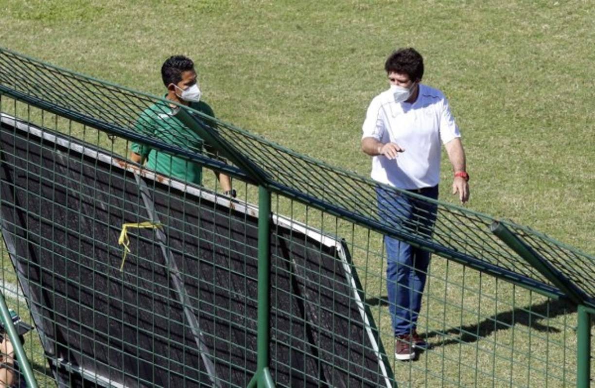 Héctor Vargas dialogando con Víctor Coello, el preparador de porteros de Marathón, antes del inicio del juego.