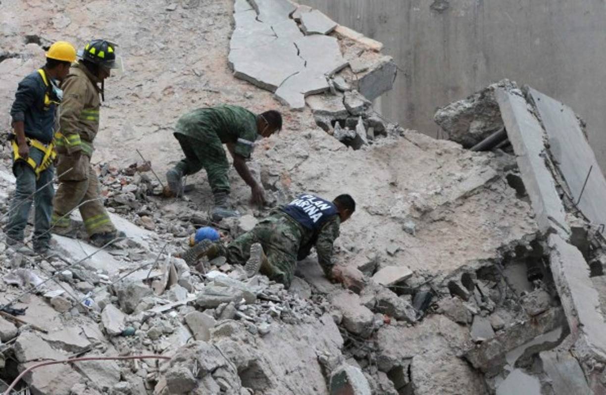 Mientras se excavaba y retiraban escombros en botes de plástico que son pasados de mano en mano, un topo se internaba en un boquete en busca de sobrevivientes. Cuando lo conseguía, el silencio se rompía entre vivas y aplausos.