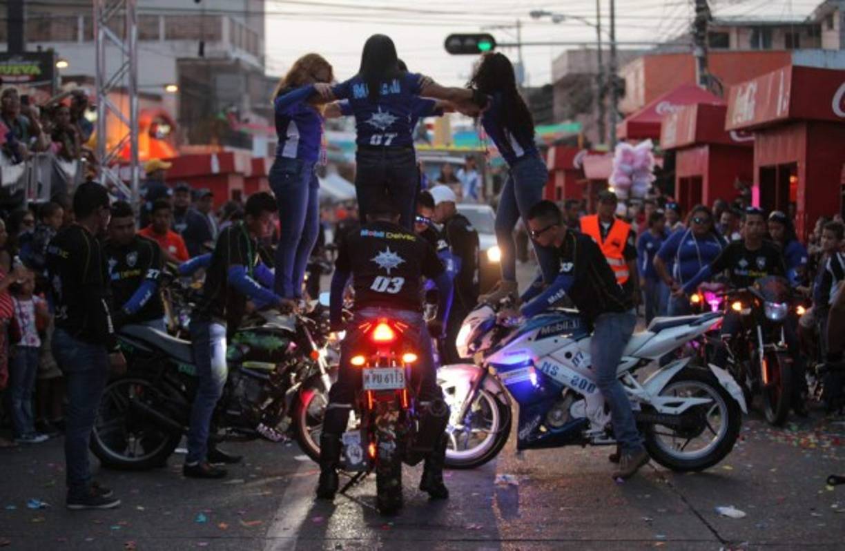 Los motociclistas no paraban de realizar sus pruebas de equilibrio.
