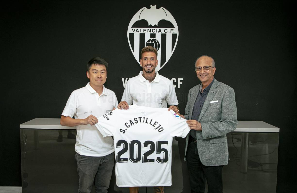 OFICIAL: El Valencia fichó al extremo español Samu Castillejo, llega procedente del AC Milan de Italia.