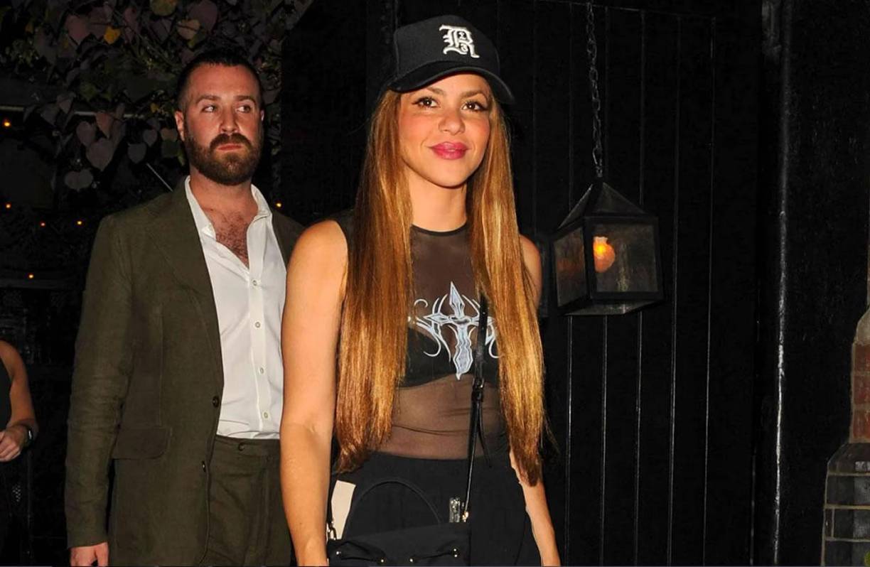 La barranquillera, para su noche de fiesta, optó por un estilo más casual y cambió su conjunto por pantalones de jean, tacones negros, una blusa transparente, un bolso de Balenciaga y una gorra de béisbol.