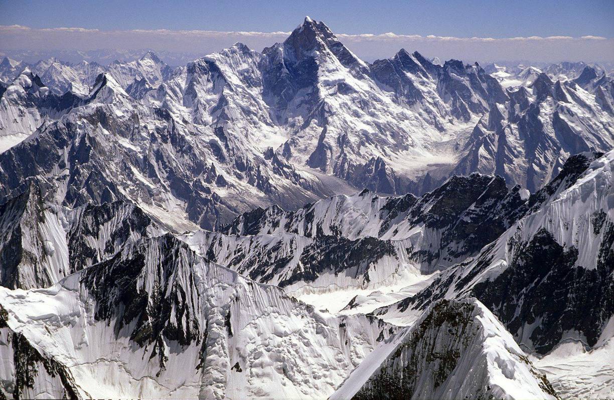 Las gigantescas montañas del Karakorum sirven de telón de fondo en ‘Flying Hands’. Pero también tienen un valor simbólico. “Primero desde una cuestión, casi como más cinematográfica, más poética, y es que es una barrera física. Y estamos hablando de barreras que les ponen la sociedad, el sistema, sus propias familias”, reflexionó la directora.“ Pero luego también ejerce de barrera real. La región de Baltistán está muy aislada, muy alejada de Islamabad. Te hace muy endogámico. Claro que existía una escuela para personas sordas en Islamabad, pero es casi como estar en otro universo”, añadió.
