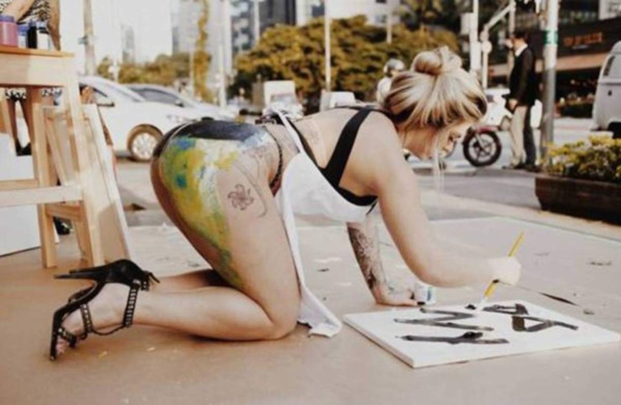 Danny Morais que fue subcampeona del concurso Miss Bumbum, fue fotografiada pintando cuadros con el propio bumbum. Foto tomada de entretenimento.r7.com