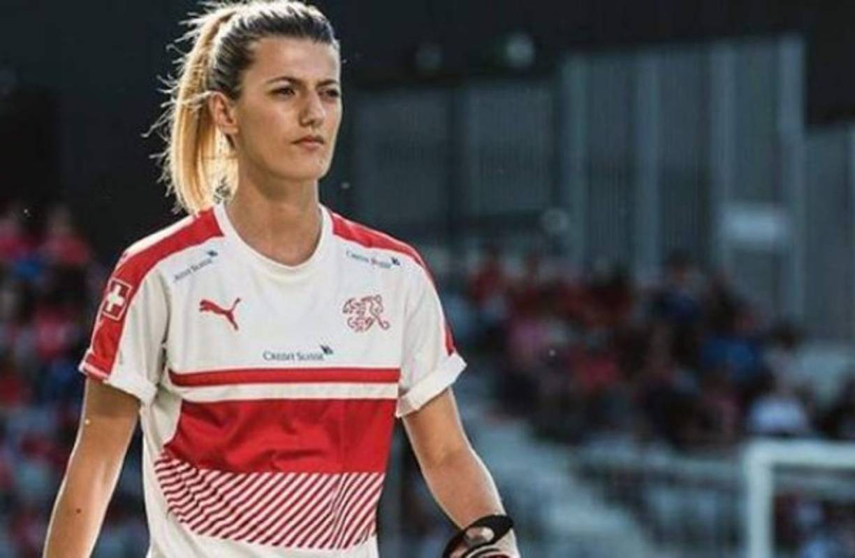 La chica era internacional con Suiza desde 2014, y el pasado mes de marzo jugó un amistoso contra la selección española, en el que marcó un gol en propia puerta.