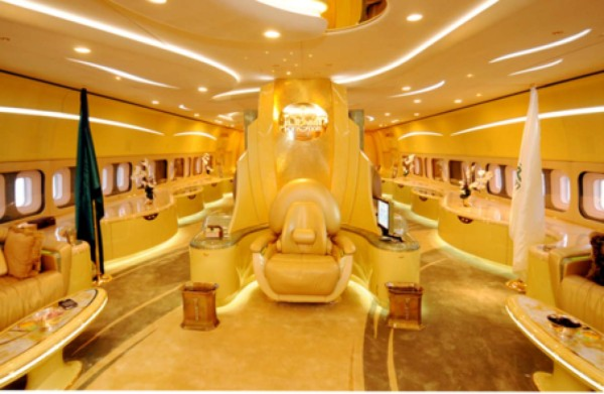 Además de tener un Boeing 747, en 2007, el príncipe Al-Walid Bin Talal se convirtió en el primer comprador privado de un Airbus A380, por el cual pagó aproximadamente unos 215 millones de euros.