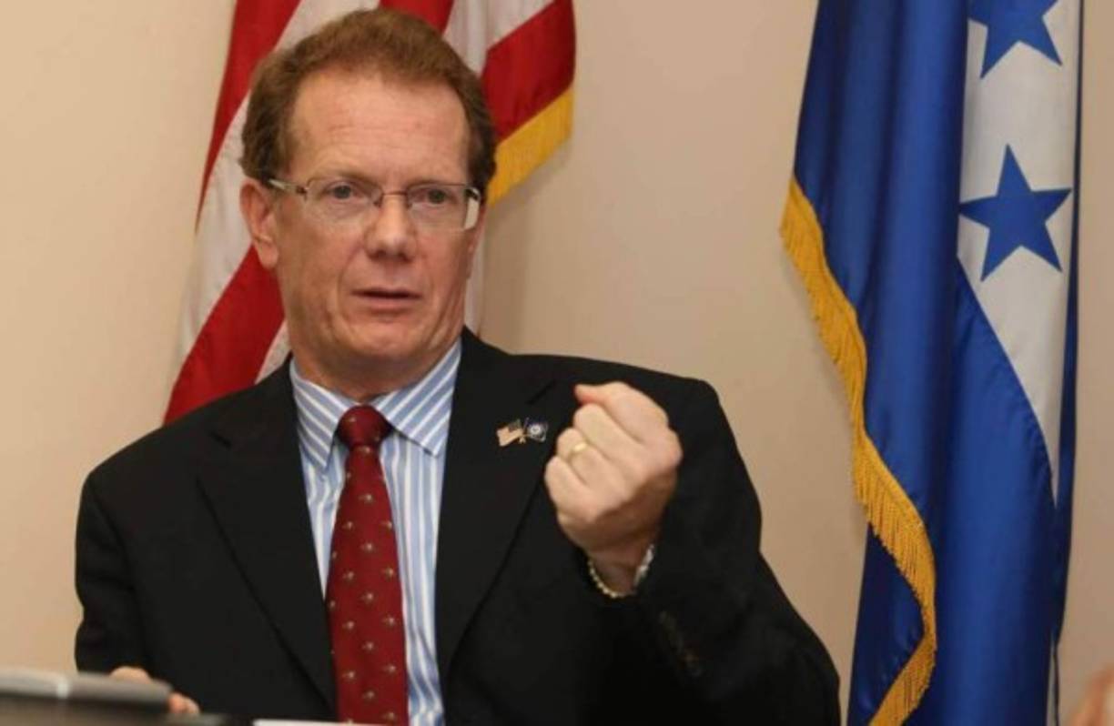 11. Nealon anuncia ayuda y luego se va<br/><br/>James Nealon, exembajador de Estados Unidos, anunció a inicios de año que Honduras recibiría los primeros $125 millones del Plan Alianza para la Prosperidad del Triángulo Norte a fin de financiar seguridad y desarollo. <br/><br/>El 25 de mayo, el presidente Juan Orlando Hernández le entregó la Orden de Francisco Morazán en el Grado de Gran Cruz Placa de Plata a Nealon, días antes de concluir su período como embajador en Honduras. “No estoy culminando tres años como embajador, sino 33 años de carrera diplomática (...); ha sido un orgullo trabajar con ustedes”, dijo el diplomático.<br/><br/>En junio, el embajador regresó a su país. El cargo lo asumió de manera interina Heide Fulton.