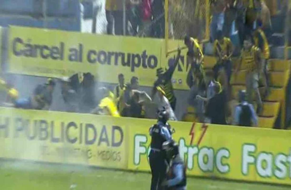 La barra del Real España fue ubicada en Sol Sur y al final del juego comenzó el relajo en el estadio Morazán. La Policía Nacional tuvo que intervenir .