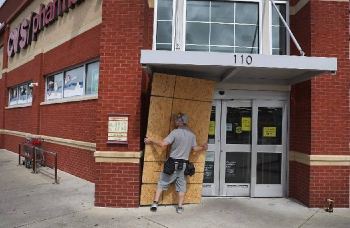 Entre las recomendaciones que las autoridades y compañías como Duke Energy han hecho a la población para antes de Michael están el preparar un kit de emergencia, proveerse de agua y elementos no perecederos y de radios a pilas o televisiones portátiles y cargar teléfonos celulares y otros dispositivos electrónicos.