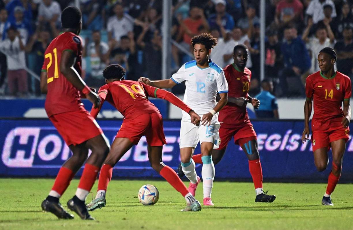 David Ruiz conduciendo el balón entre cuatro jugadores de Granada.