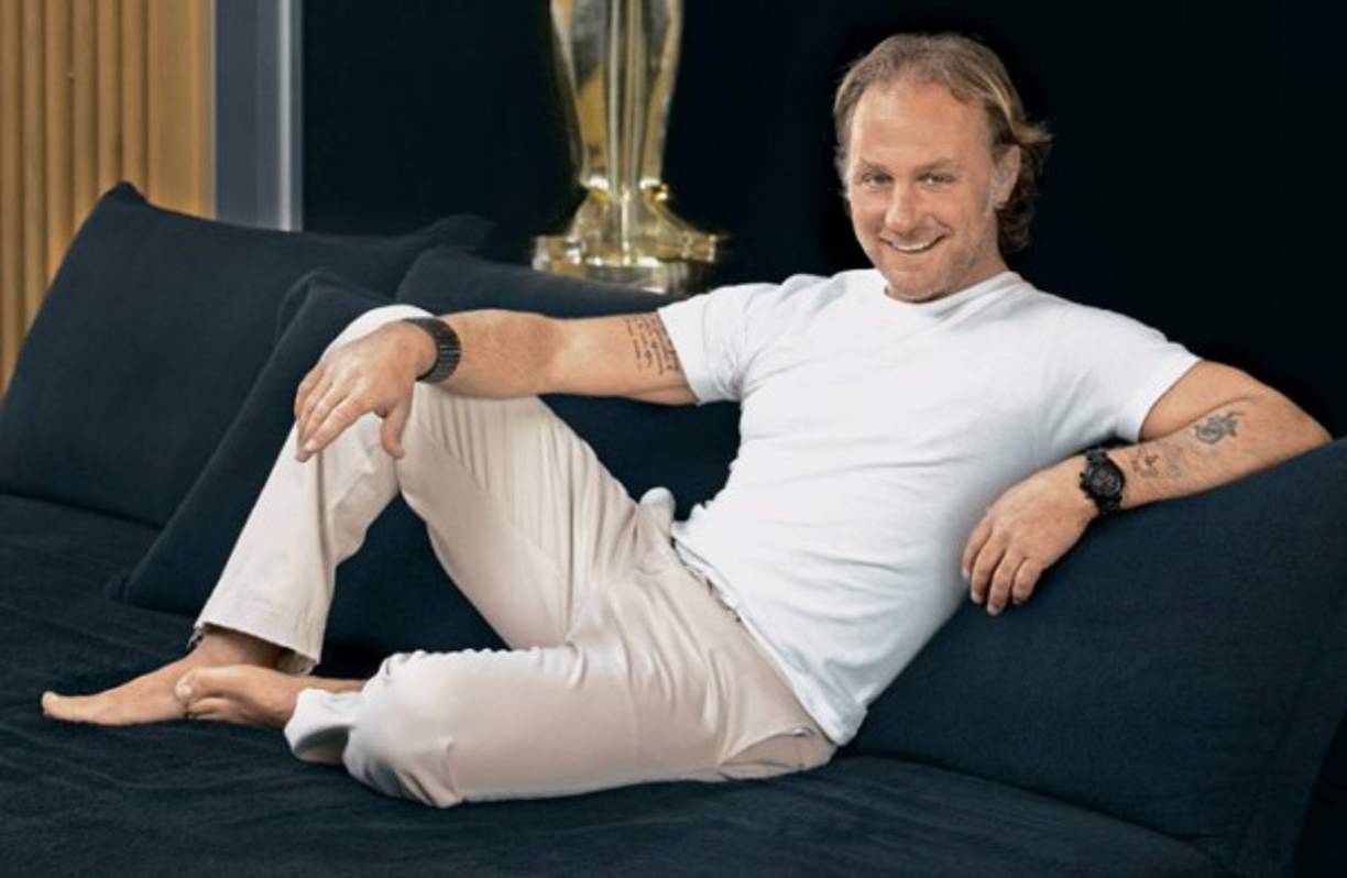 Tras seis años de su aparición en la revista, el soltero de oro europeo volvió a hacer gala de una de sus casas en Montenapoleone, la calle más chic de Milán y ya los cambios saltaban a la vista y su corazón tenía deuña.