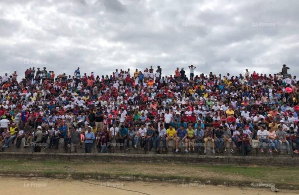 La gente de Danlí llegó en gran cantidad al estadio Marcelo Tinoco debido a la visita del Olimpia. Se vivió una gran fiesta deportiva.