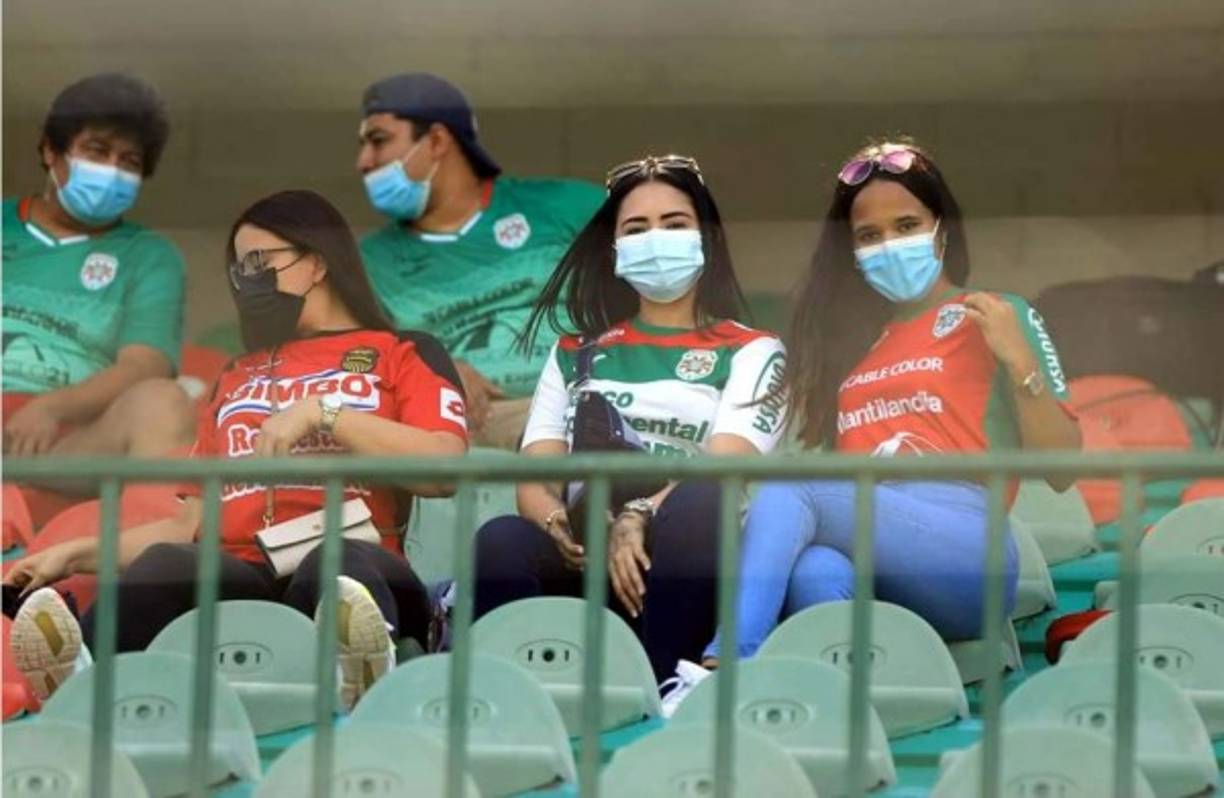 En el sector de silla estuvieron aficionadas de ambos equipos.