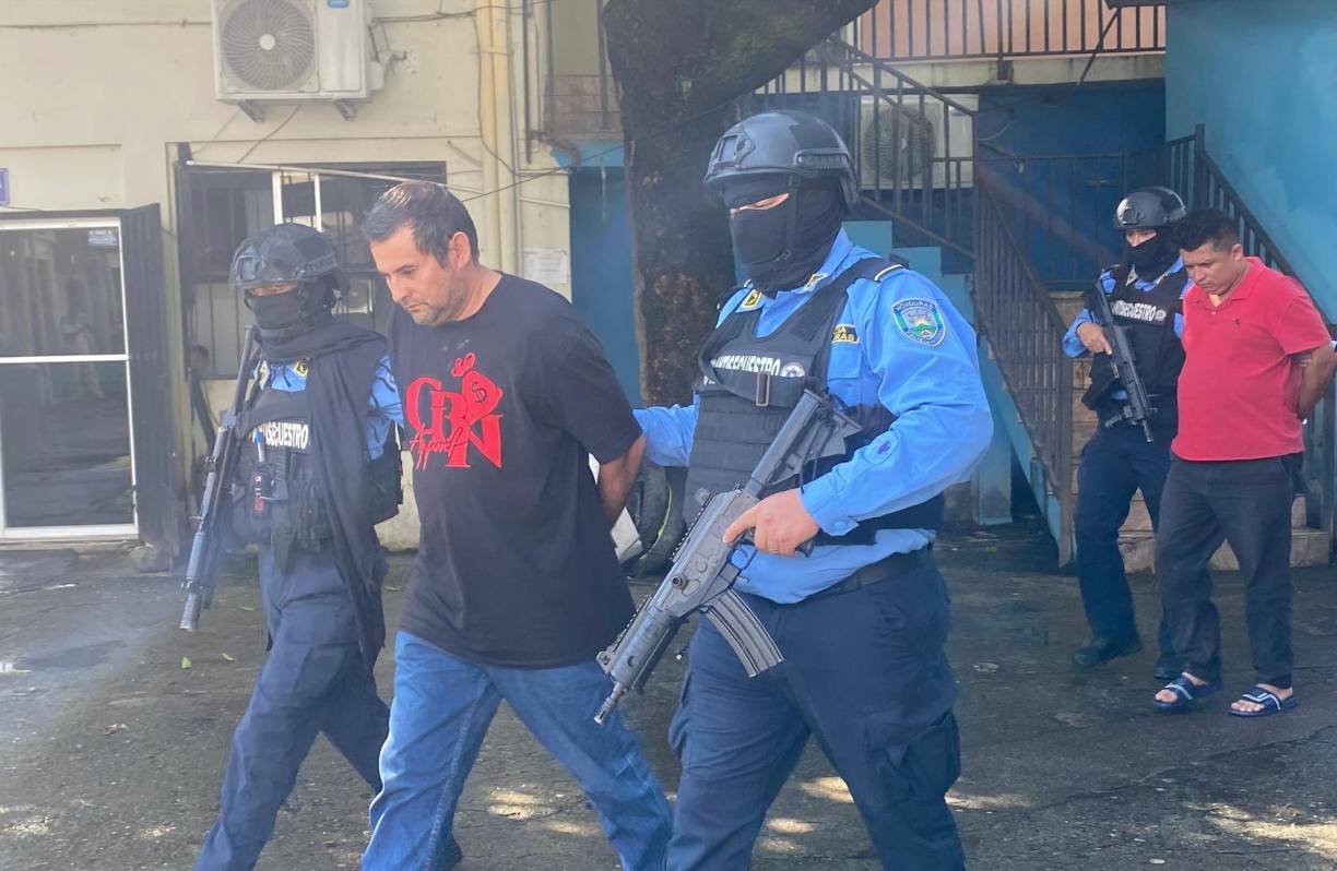 La Policía capturó a cuatro hombres y una mujer en la Colonia Santa Fe Sur, del sector López Arellano, Choloma, Cortes. 