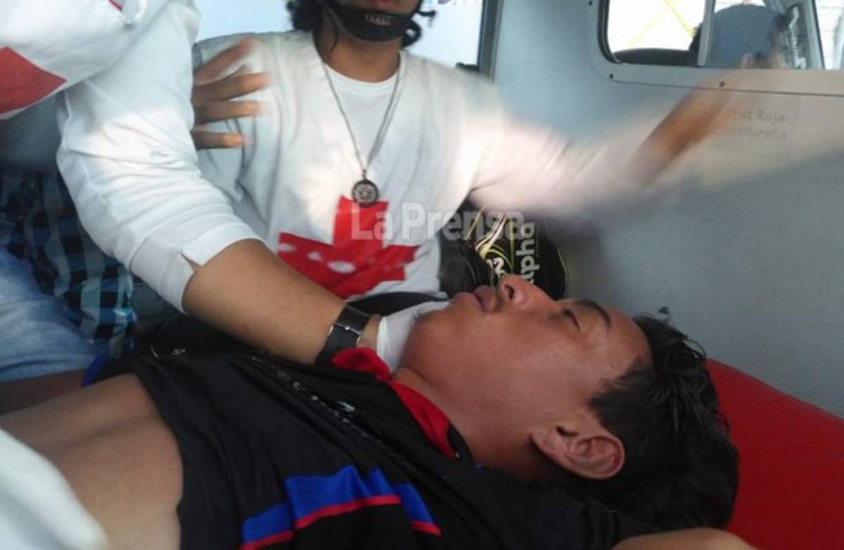 La Cruz Roja tuvo que llevarse al chico herido en el duelo entre Olimpia - Motagua.