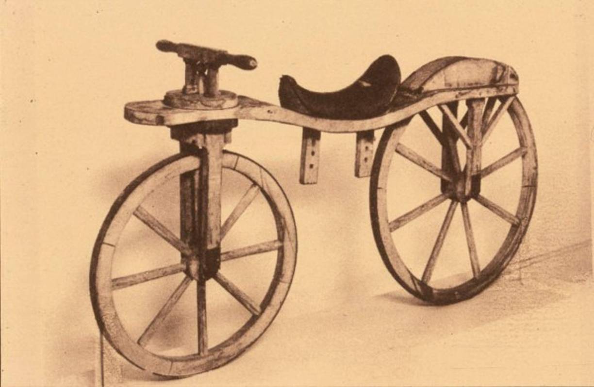 La bicicleta tuvo su propio antepasado en el VELOCÍPEDO, vehículo que parece una especie de caballo de madera con ruedas. No tenía pedales y el usuario debía impulsarse con los pies mientras iba sentado guiando la dirección con el manubrio. <br/>Este apatato surgió en la primera mitad del siglo XIX, pero no sería sino hasta la década de 1860 que sería perfeccionado lo suficiente como para parecerse a nuestas bicicletas modernas.