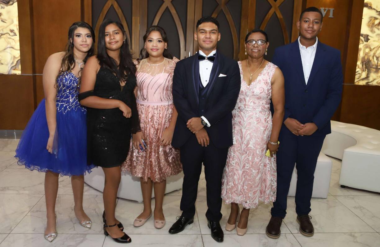 Angelle Janesse, Francis Bushell, Angelina Rich, Ángel García, Maritza Rich y Samuel Velásquez