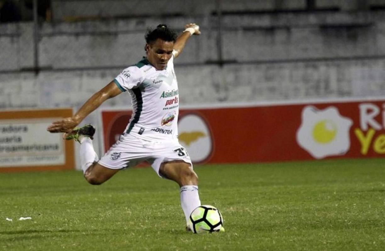 Secuencia fotográfica del golazo de tiro libre de Julio César 'Rambo' de León. Foto Neptalí Romero